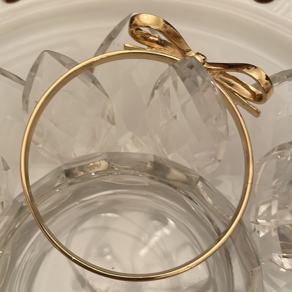 Bracelet. Gold Tone with a Pretty Gold Bow. In New Condition. - Picture 2 of 5